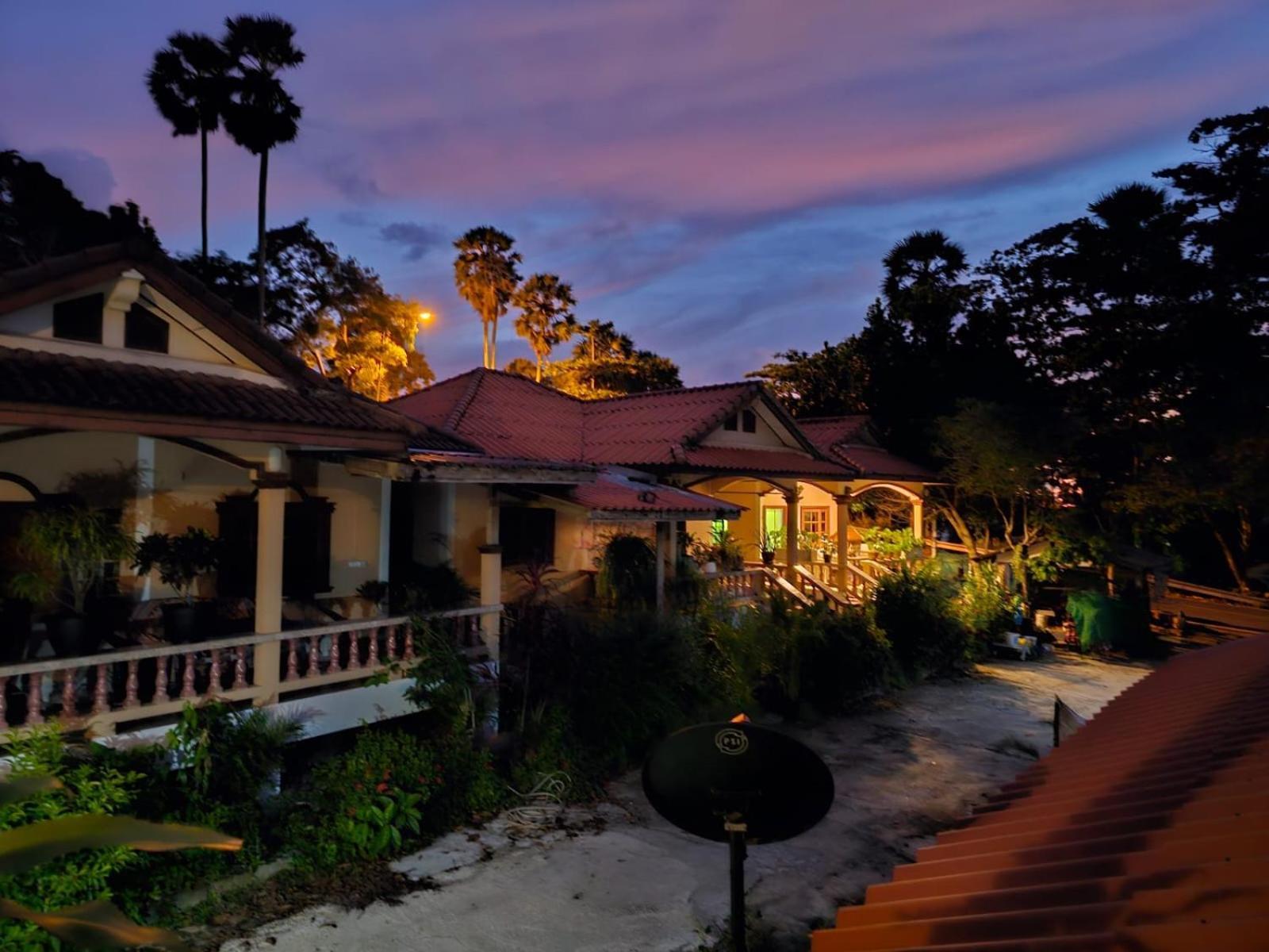 Beachfront Bungalow South Of 푸껫 외부 사진